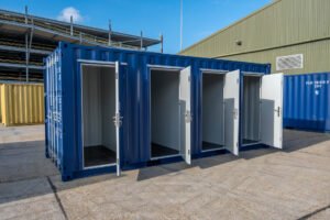 Contenedor  20 pies con puertas para 4 personas