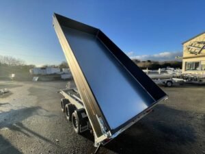 Remolque volquete trilateral Saris K3 – 406x204 cm – 3500 kg – triple eje con freno – Black Edition