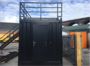 Contenedor bar de 20 pies con terraza superio